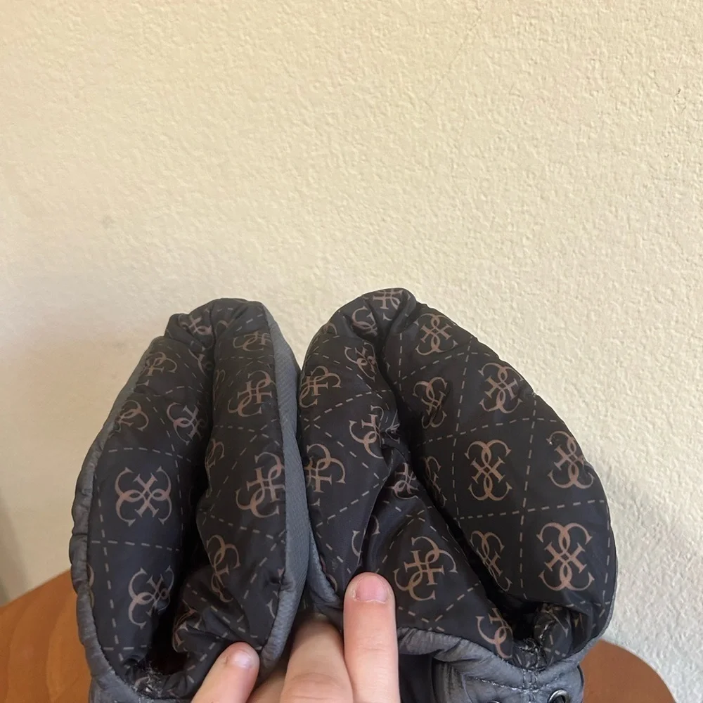 GUESS Leeda 2 Gray Cold Weather Booties Sz 8 Dark Gray Puffer Style Toggle Women